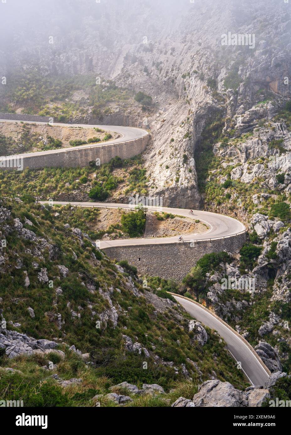 La célèbre route de sa Calobra à Majorque, en Espagne, un endroit favori pour tous les cyclistes. Des cyclistes solitaires gravissent une route sinueuse Banque D'Images