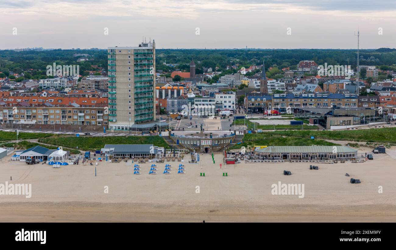 Photo drone aérienne du boulevard et de la plage dans la ville côtière de Zandvoort aux pays-Bas. Banque D'Images