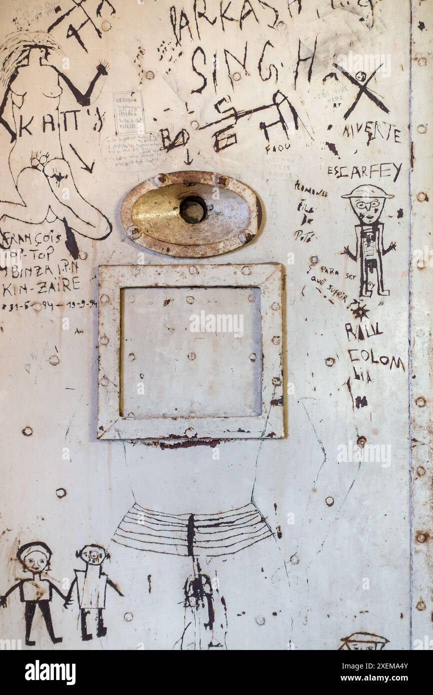 Graffiti sur une vieille porte de cellule de prison en acier avec trou d'escargot et trappe de service au musée de la prison à Merksplas près de Hoogstraten, Flandre, Belgique Banque D'Images