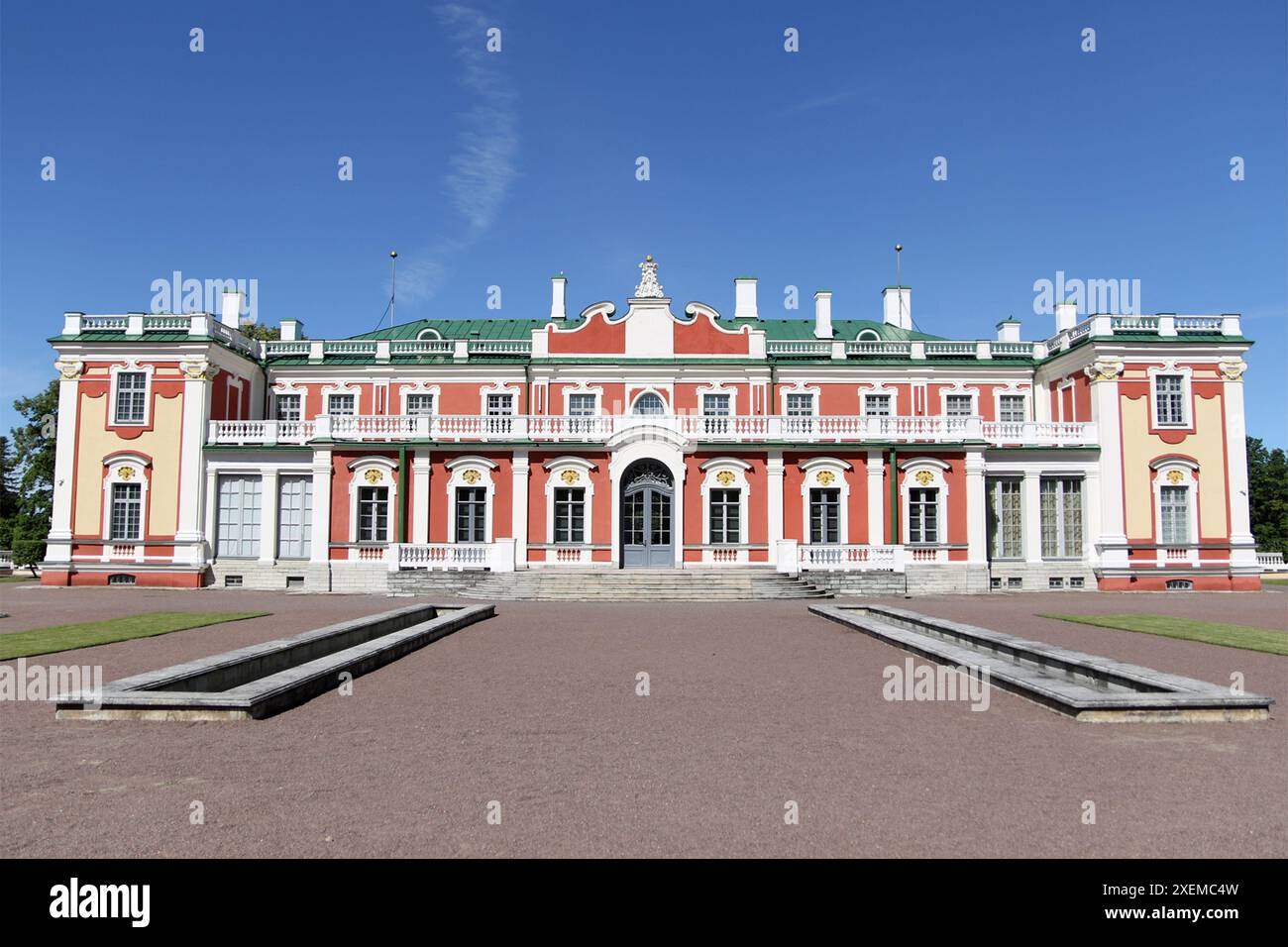 Le palais de Kadriorg est un palais baroque pétrin du XVIIIe siècle situé à Kadriorg, Tallinn, la capitale de l'Estonie. Le nom estonien et allemand du palais signifie « vallée de Catherine ». Il a été construit en 1718–1725 sur les plans de Nicola Michetti par Gaetano Chiaveri et Mikhaïl Zemtsov. Le palais abrite actuellement le musée d'art Kadriorg, une branche du musée d'art d'Estonie, qui expose des œuvres d'art étrangères du XVIe au XXe siècle. Banque D'Images