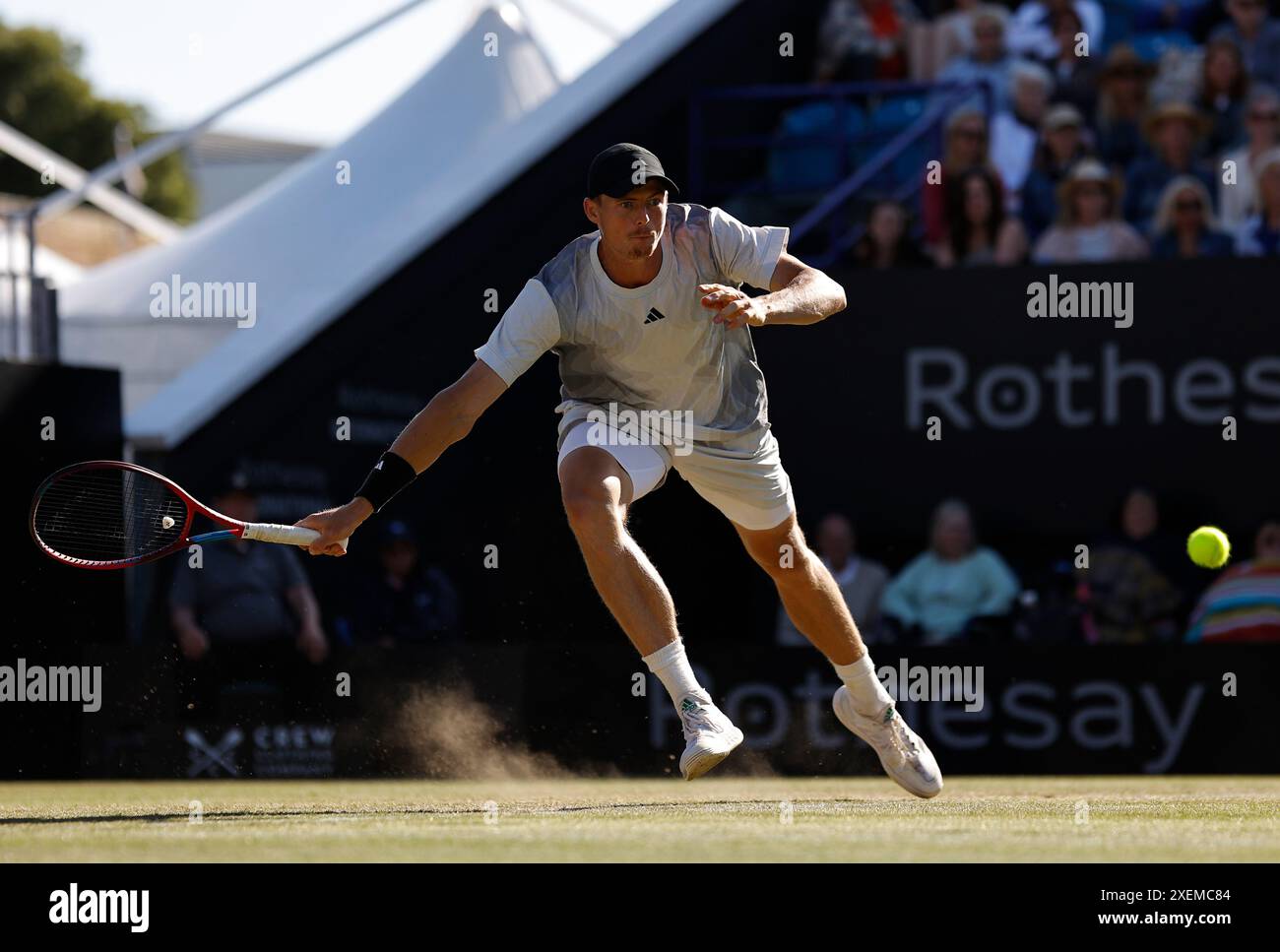 28 juin 2024 ; Devonshire Park, Eastbourne, East Sussex, Angleterre : Rothesay International Eastbourne, jour 5 ; Billy Harris (GBR) joue un front contre Max Purcell (AUS) dans le match de demi-finale des célibataires masculins crédit : action plus Sports images/Alamy Live News Banque D'Images