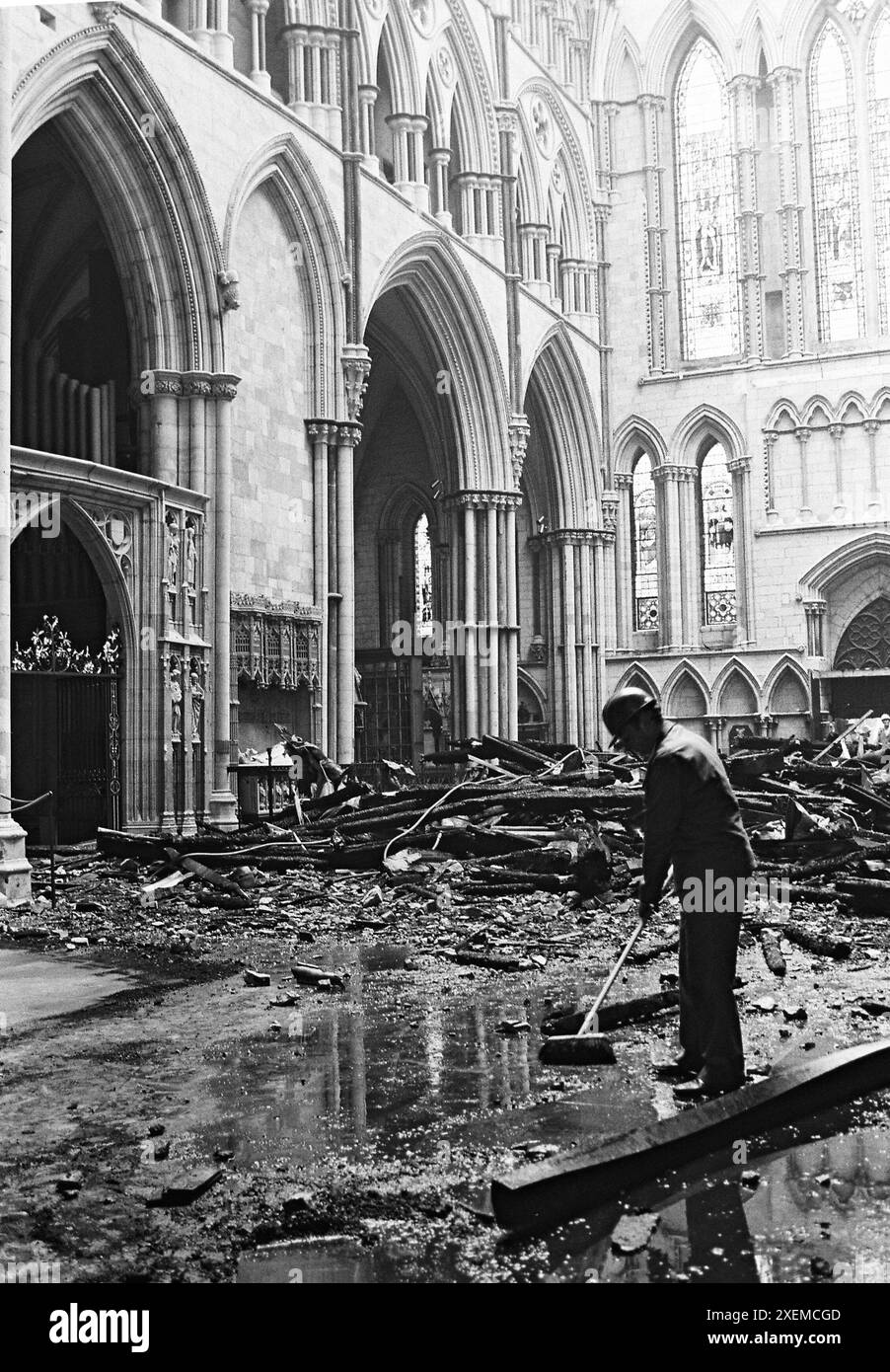 York, Royaume-Uni, 9 juillet 1984 : des bois de toiture carbonisés couvrent le plancher du transept sud de York Minster après l'incendie dévastateur survenu aux premières heures de la matinée. Crédit : Terry Murden / DB Media services / Alamy Banque D'Images