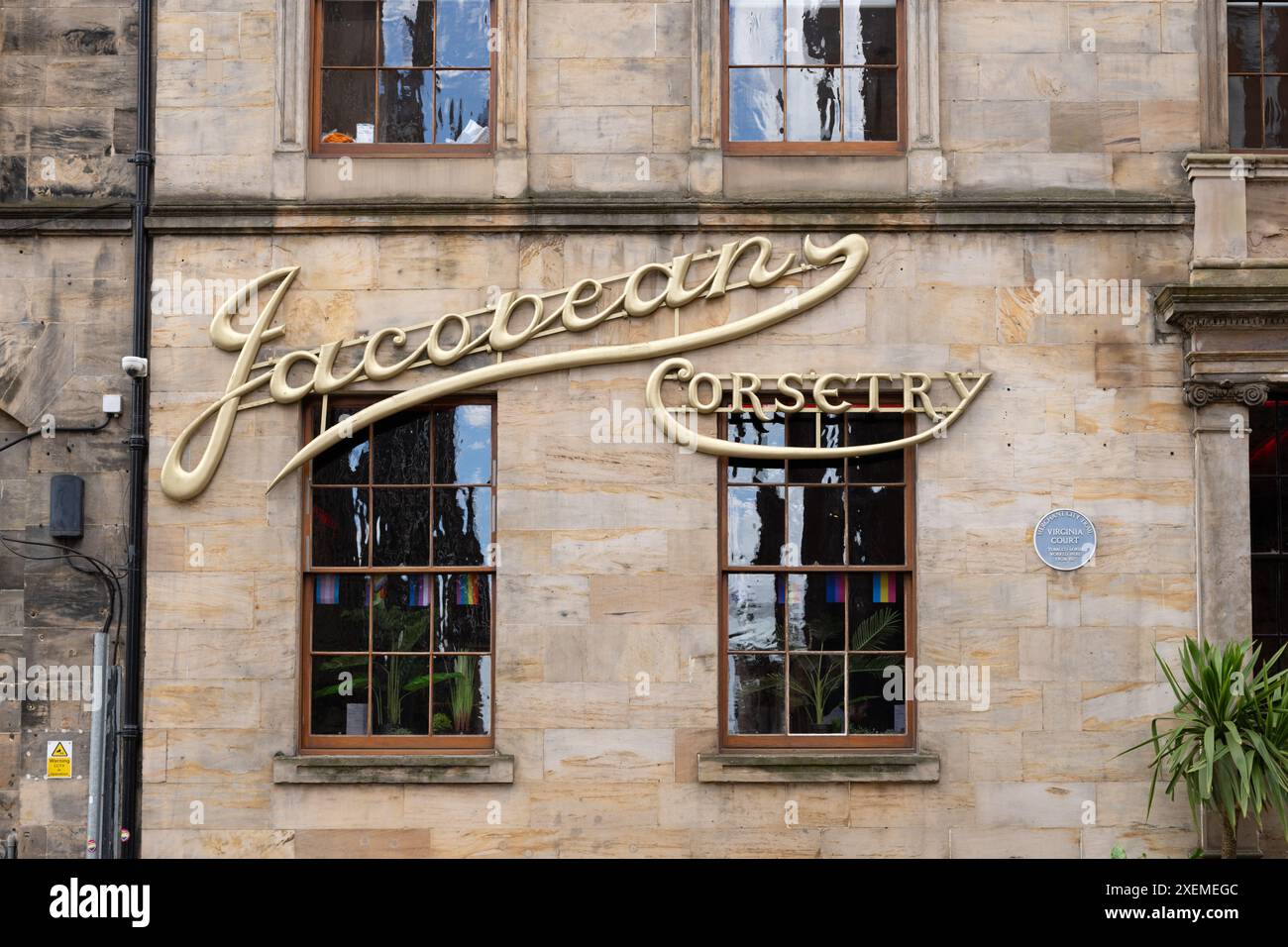 Signe fantôme de corseterie jacobean sur le Jacobean Building 53 Virginia Street, Glasgow, Écosse, Royaume-Uni - abrite maintenant le Corset Club Banque D'Images