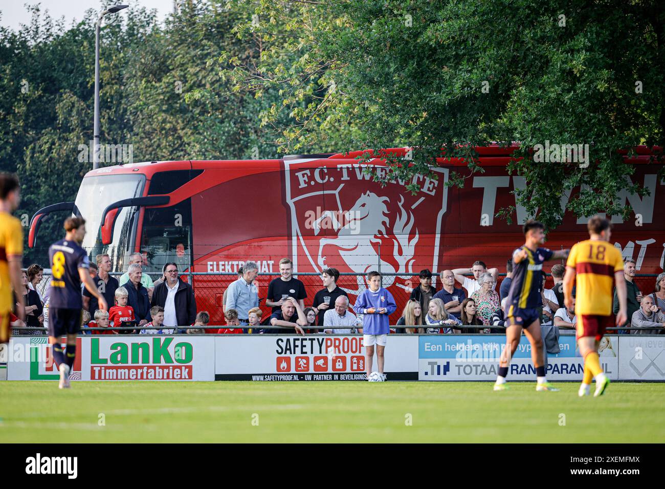 Deurningen, pays-Bas. 28 juin 2024. DEURNINGEN, PAYS-BAS - JUIN 28 : bus joueur du FC Twente lors du match amical de pré-saison entre le FC Twente et le Motherwell FC au Sportpark Hoge Vonder le 28 juin 2024 à Deurningen, pays-Bas. (Photo de Broer van den Boom/Orange Pictures) crédit : Orange pics BV/Alamy Live News Banque D'Images