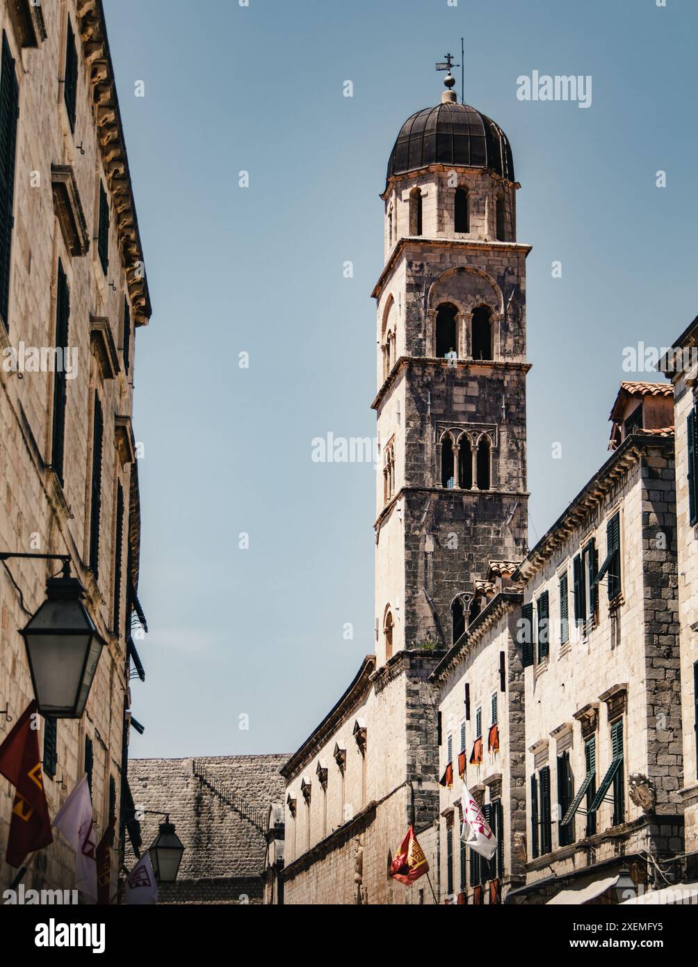 L'église franciscaine et le clocher du monastère à Dubrovnik, Croatie Banque D'Images