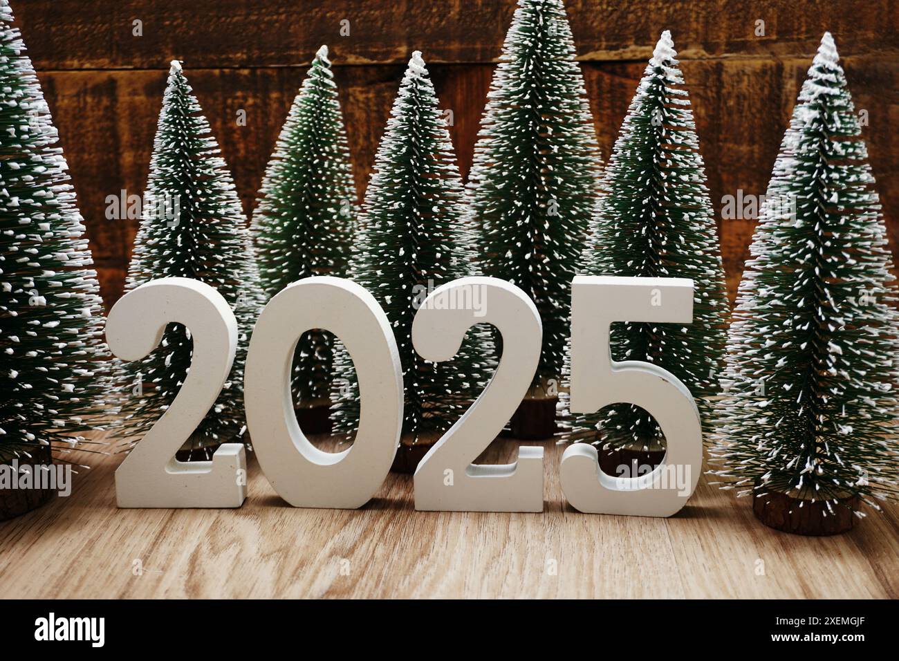 Bonne année 2025 fond festif avec décoration d'arbre de noël sur fond en bois Banque D'Images