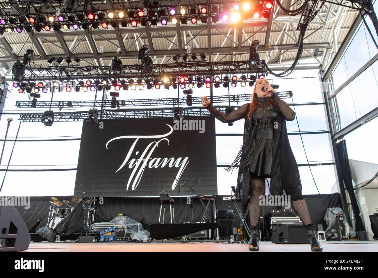 Milwaukee, États-Unis. 27 juin 2024. La chanteuse Tiffany (Tiffany Darwish) lors du Summerfest Music Festival le 27 juin 2024, à Milwaukee, Wisconsin (photo de Daniel DeSlover/Sipa USA) crédit : Sipa USA/Alamy Live News Banque D'Images