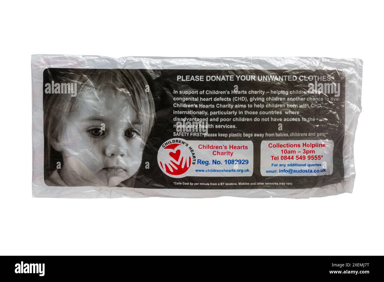 S'il vous plaît donner votre sac de vêtements indésirable à l'appui de la charité de coeur d'enfants isolé sur fond blanc - Decluttering Declutter concept Banque D'Images