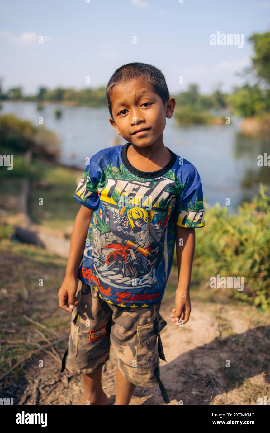 Portrait en gros plan d'un garçon Loatian mignon sur une île du Laos ; Ban Don Khon, province de Champasak, Laos Banque D'Images