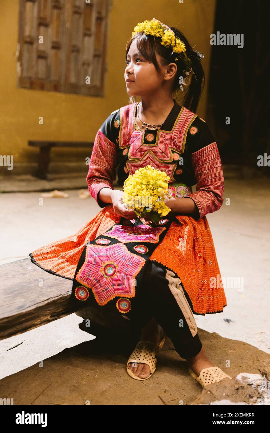 Portrait d'une fille Hmong avec guirlande florale et bouquet ; Pa Co, mai Chau, son la, Vietnam Banque D'Images