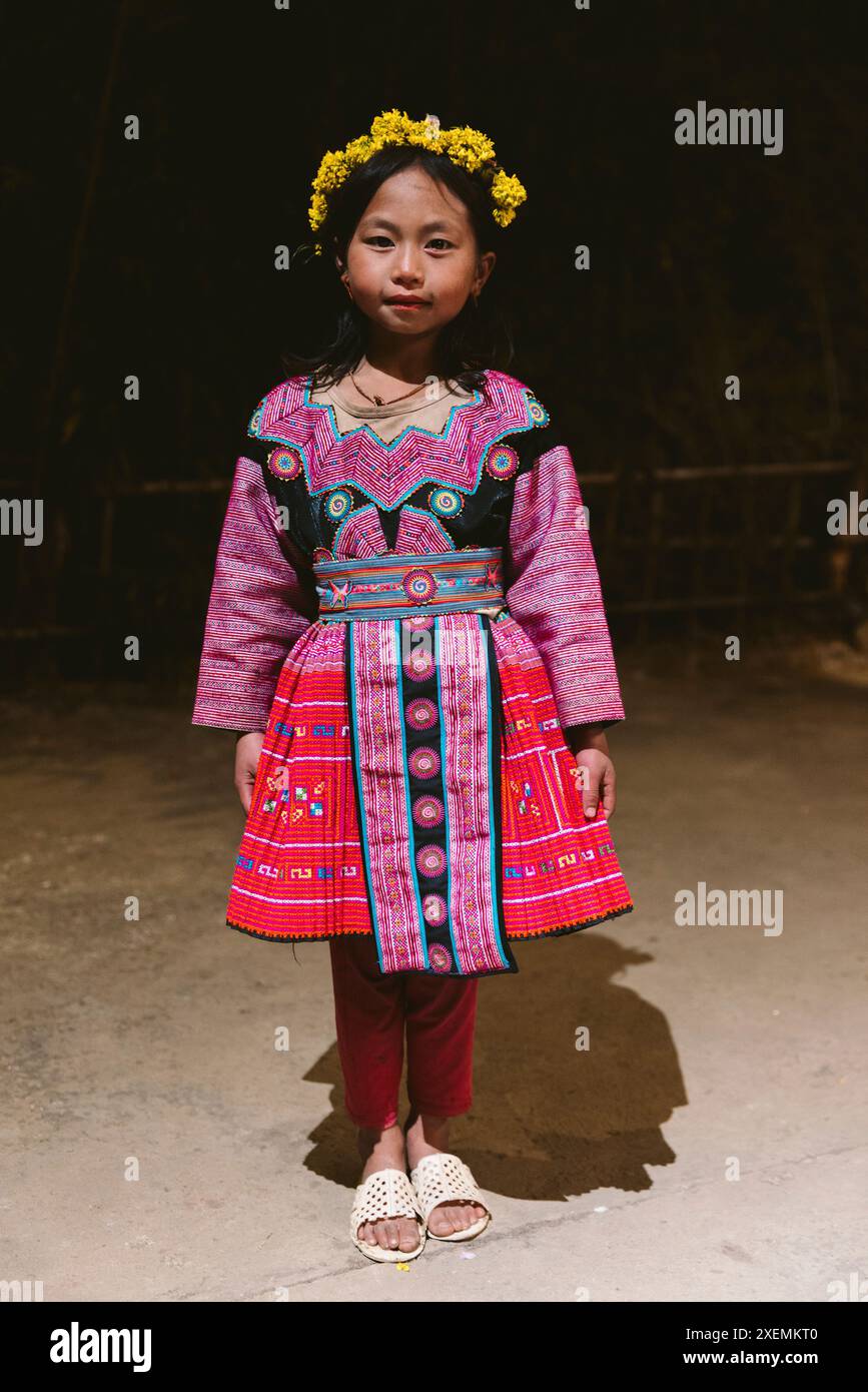 Portrait d'une fille Hmong avec guirlande florale et robe colorée ; Pa Co, mai Chau, son la, Vietnam Banque D'Images