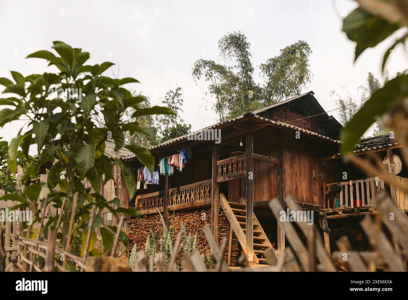 Maison traditionnelle avec bois de chauffage et corde à linge à son la, Vietnam ; Ngoc chien, Muong la District, son la, Vietnam Banque D'Images