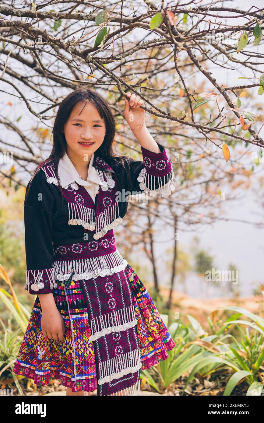 Portrait extérieur d'une jeune femme vietnamienne ; Ban Nam Nghiep, Muong la, son la, Vietnam Banque D'Images