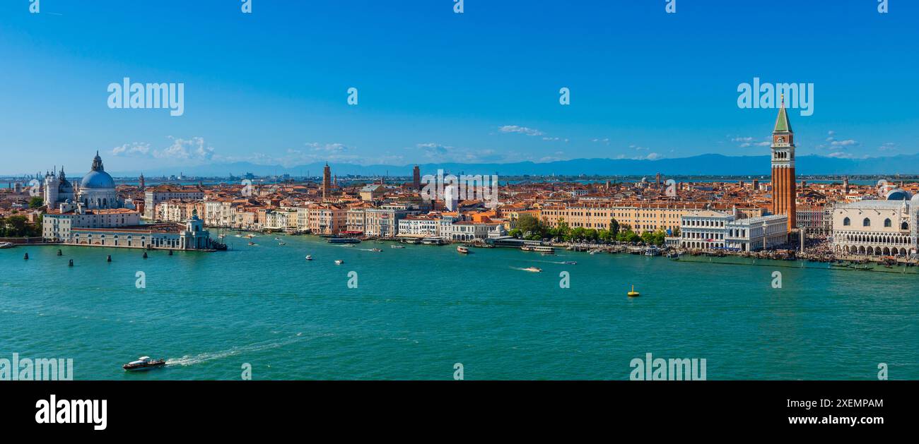 vue imprenable sur la ville de Venise avec le Campanile de St Marc et Chiesa Santa Maria della Salute à Punta della Dogana, vue depuis le clocher... Banque D'Images