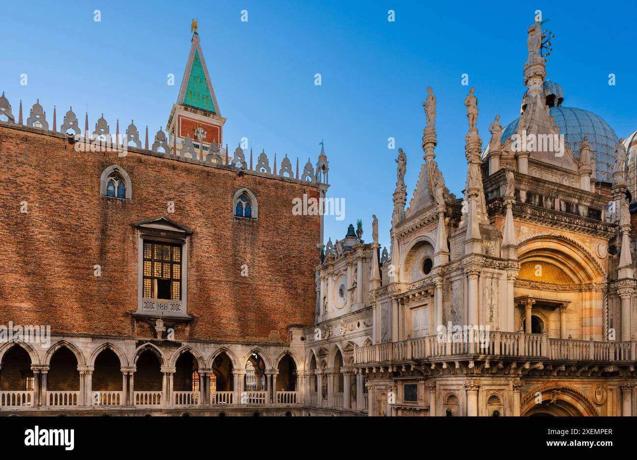 Sculptures et façade décorative dans la cour du Palais des Doges à Venise ; Venise, Italie Banque D'Images