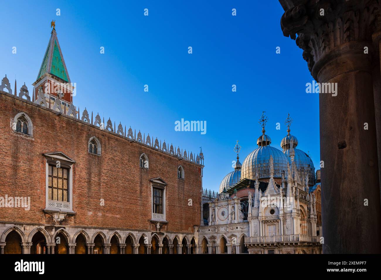 Cour du Palais des Doges et vue sur les dômes du magasin Mark's Bascilica à Venise ; Venise, Italie Banque D'Images