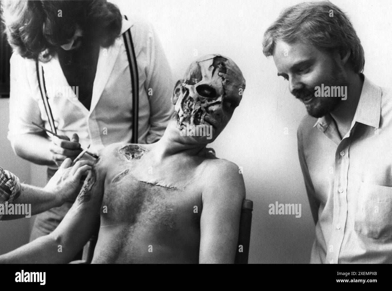 ROB BOTTIN se maquille à l'acteur ROBERT PICARDO pour LE HURLEMENT 1981 du réalisateur JOE DANTE roman GARY BRANDNER scénario JOHN SAYLES et TERENCE H. WINKLESS maquillage ROB BOTTIN musique PINO DONAGGIO Avco Embassy Pictures / International film Investors Banque D'Images