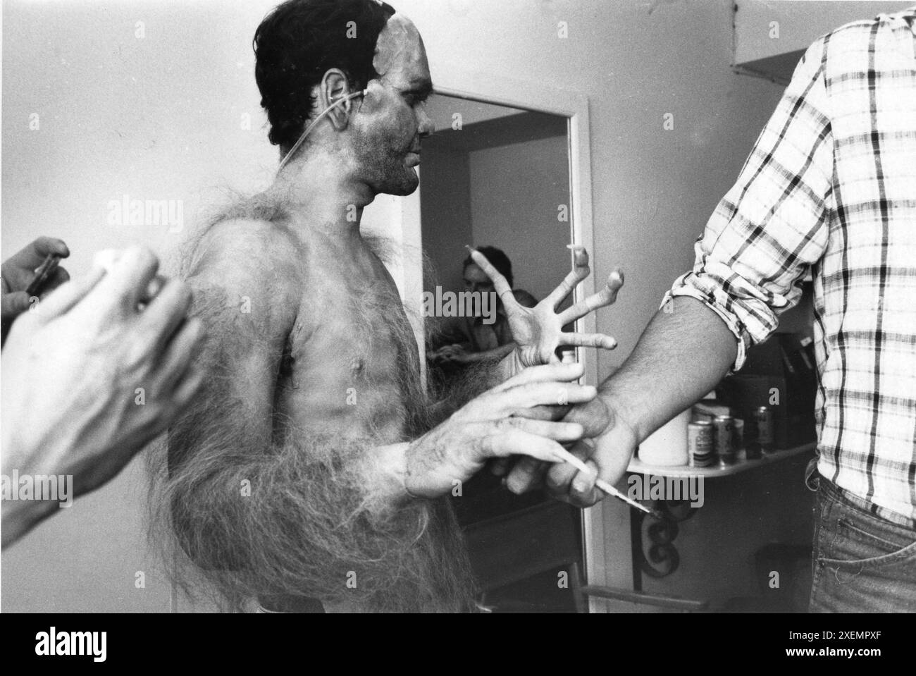 ROB BOTTIN se maquille à l'acteur ROBERT PICARDO pour LE HURLEMENT 1981 du réalisateur JOE DANTE roman GARY BRANDNER scénario JOHN SAYLES et TERENCE H. WINKLESS maquillage ROB BOTTIN musique PINO DONAGGIO Avco Embassy Pictures / International film Investors Banque D'Images