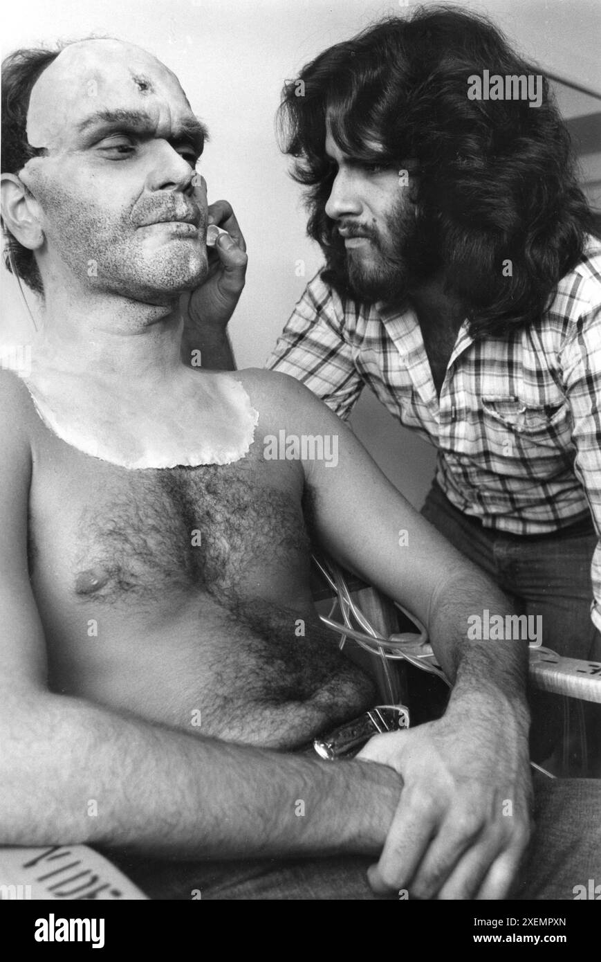 ROB BOTTIN se maquille à l'acteur ROBERT PICARDO pour LE HURLEMENT 1981 du réalisateur JOE DANTE roman GARY BRANDNER scénario JOHN SAYLES et TERENCE H. WINKLESS maquillage ROB BOTTIN musique PINO DONAGGIO Avco Embassy Pictures / International film Investors Banque D'Images
