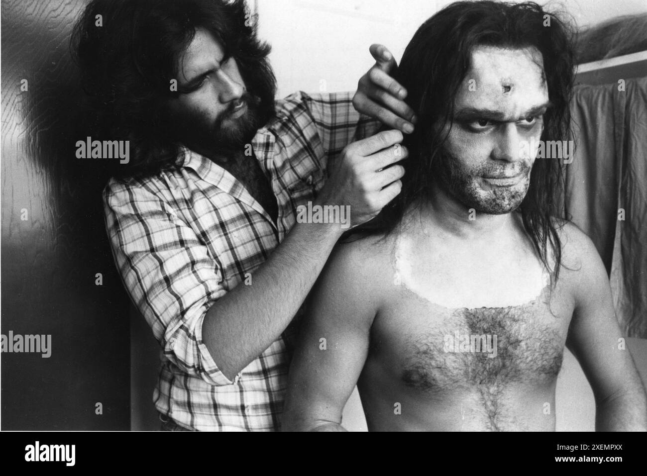 ROB BOTTIN se maquille à l'acteur ROBERT PICARDO pour LE HURLEMENT 1981 du réalisateur JOE DANTE roman GARY BRANDNER scénario JOHN SAYLES et TERENCE H. WINKLESS maquillage ROB BOTTIN musique PINO DONAGGIO Avco Embassy Pictures / International film Investors Banque D'Images