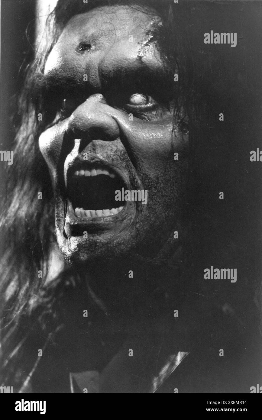 L'acteur ROBERT PICARDO s'est transformé en loup-garou dans une scène du HURLEMENT 1981 du réalisateur JOE DANTE roman GARY BRANDNER scénario JOHN SAYLES et TERENCE H. WINKLESS maquillage ROB BOTTIN musique PINO DONAGGIO Avco Embassy Pictures / International film Investors Banque D'Images