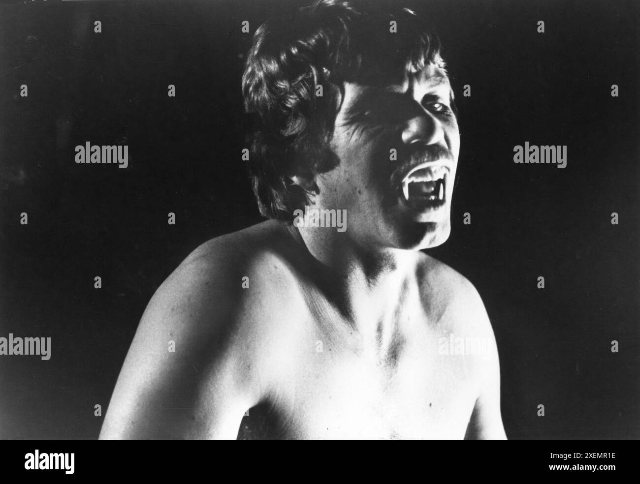 CHRISTOPHER STONE se transforme en loup-garou dans une scène du HURLEMENT 1981 réalisateur JOE DANTE roman GARY BRANDNER scénario JOHN SAYLES et TERENCE H. WINKLESS maquillage ROB BOTTIN musique PINO DONAGGIO Avco Embassy Pictures / International film Investors Banque D'Images