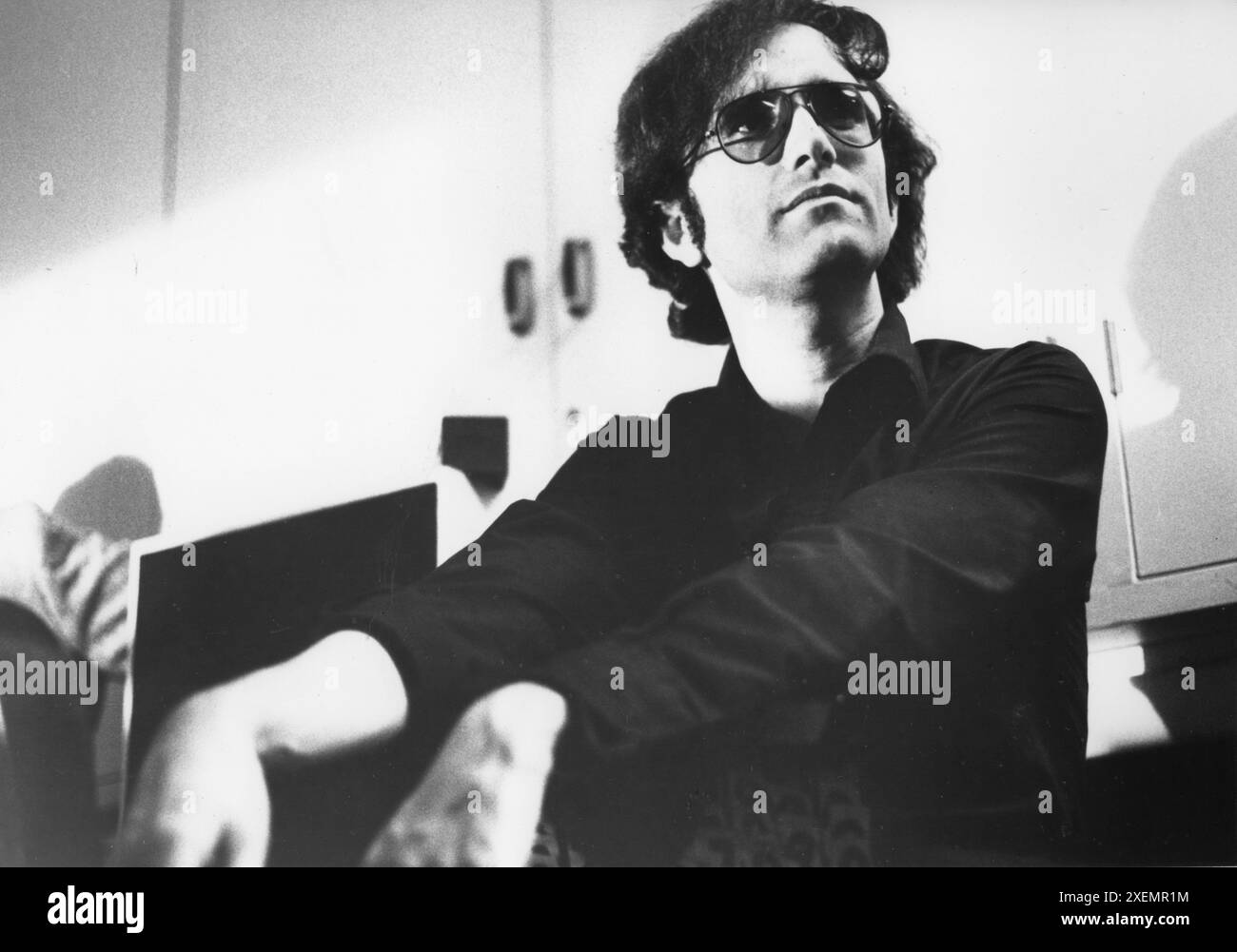 Le réalisateur JOE DANTE sur le tournage DU HURLEMENT 1981 le réalisateur JOE DANTE roman GARY BRANDNER scénario JOHN SAYLES et TERENCE H. WINKLESS maquillage ROB BOTTIN musique PINO DONAGGIO Avco Embassy Pictures / International film Investors Banque D'Images