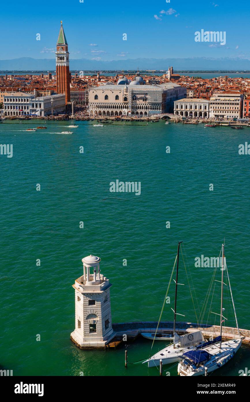 Vue sur le phare de l'île San Giorgio Maggiore surplombant la voie navigable de Bacino Di San Marco jusqu'au Campanile Saint-Marc, place Saint-Marc, ... Banque D'Images