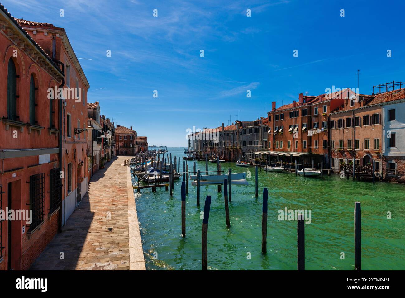 Vue panoramique le long de la digue d'un canal sur Giudecca, une île dans la lagune vénitienne, par une journée ensoleillée ; Venise, Vénétie, Italie Banque D'Images