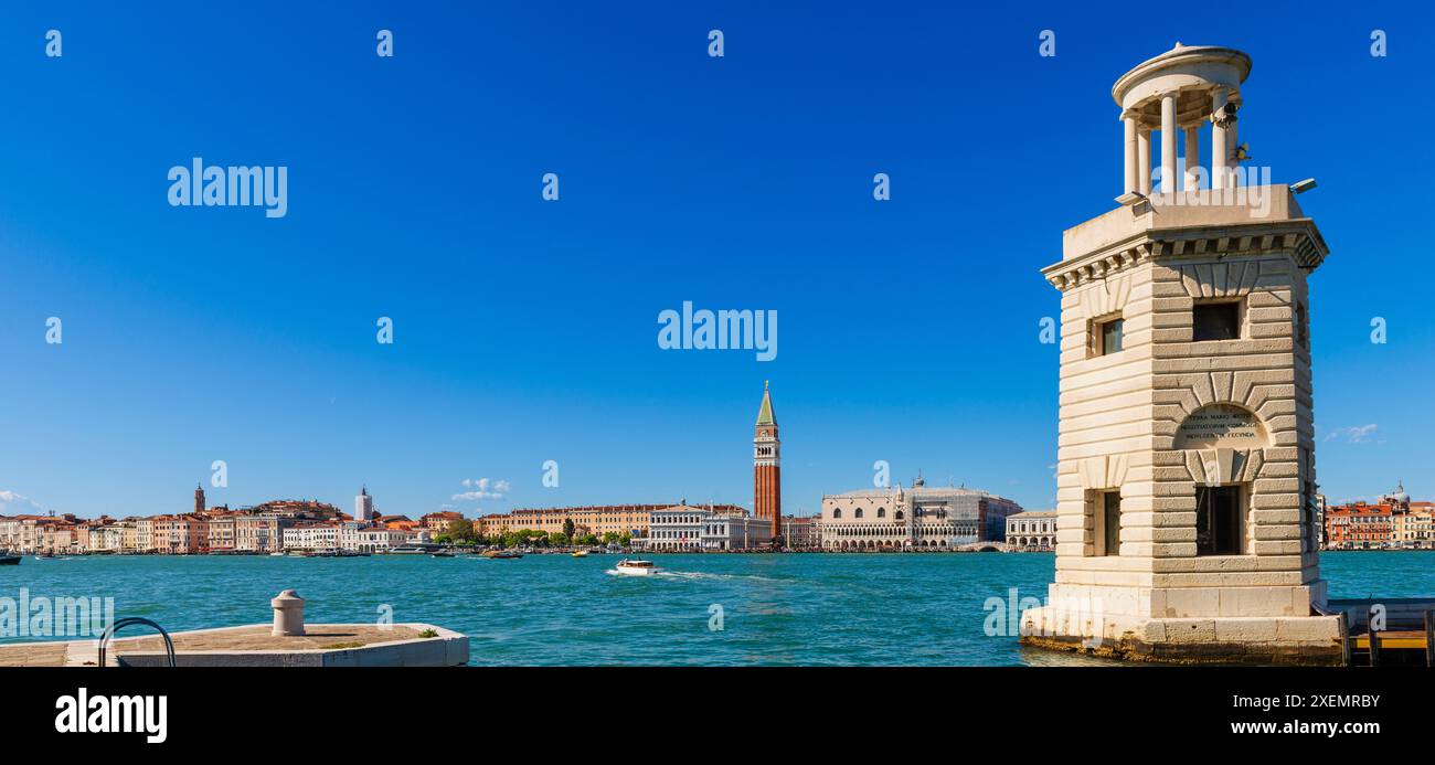Phare sur l'île de San Giorgio Maggiore avec vue sur la Piazza San Marco, le Campanile et le Palais des Doges ; Venise, Vénétie, Italie Banque D'Images