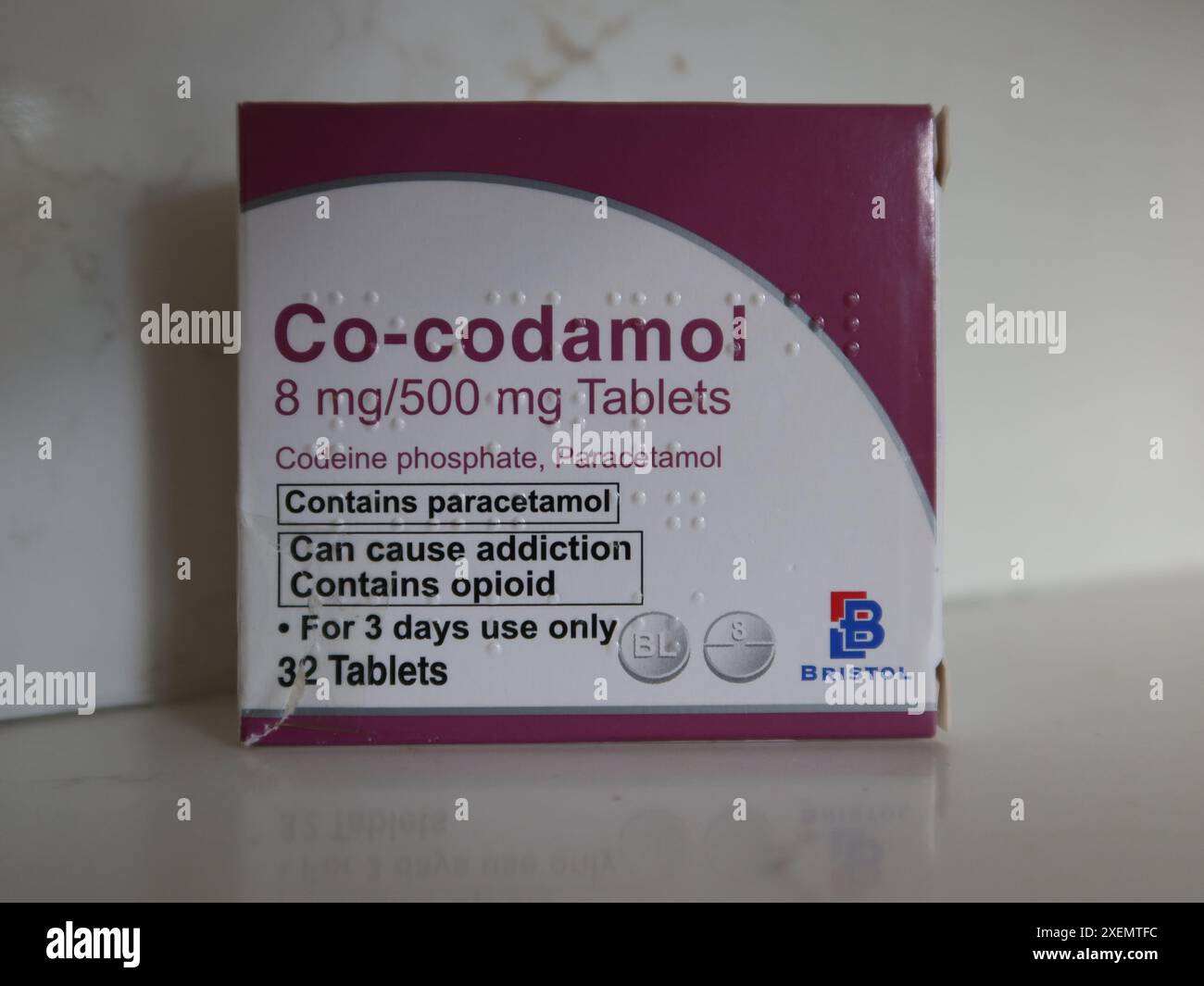 Comprimés de co-codamol : un des analgésiques opioïdes contenant à la fois de la codéine et du paracétamol, qui peut causer une dépendance. Banque D'Images
