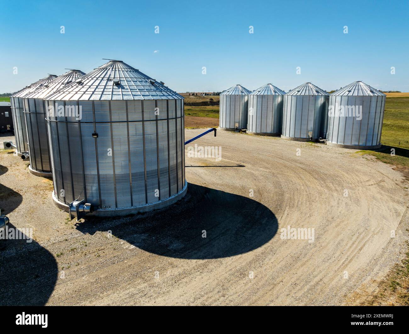 Vue aérienne de grands bacs à grains métalliques sur des terres agricoles au nord de Calgary, Alberta ; Alberta, Canada Banque D'Images