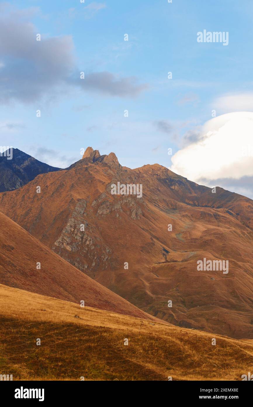 Montagnes et ciel dans le parc national de Kazbegi ; Mtskheta-Mtianeti, Géorgie Banque D'Images