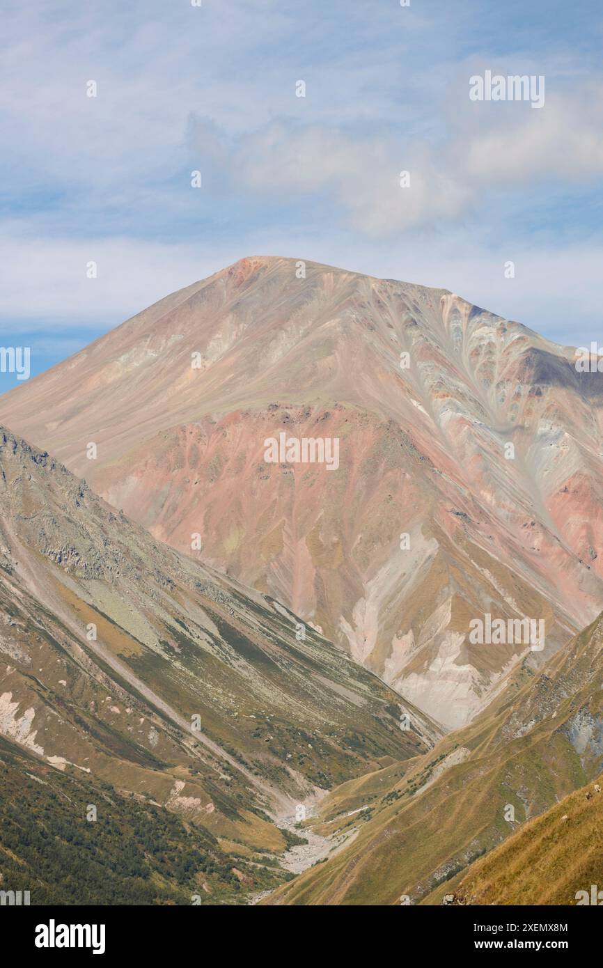 Vue des montagnes du Caucase depuis le monument de l'amitié à Gudauri, Géorgie ; Gudauri, Mtskheta-Mtianeti, Géorgie Banque D'Images