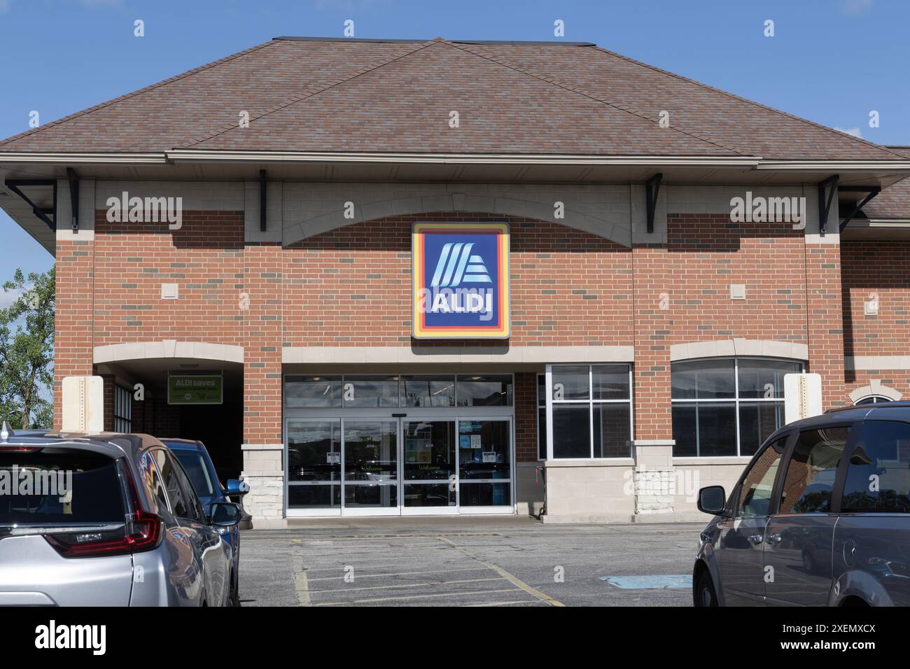 Crown point - 27 juin 2024 : Aldi Discount Supermarket. Aldi vend une gamme de produits d'épicerie, y compris des produits, de la viande et des produits laitiers à prix réduits. Banque D'Images