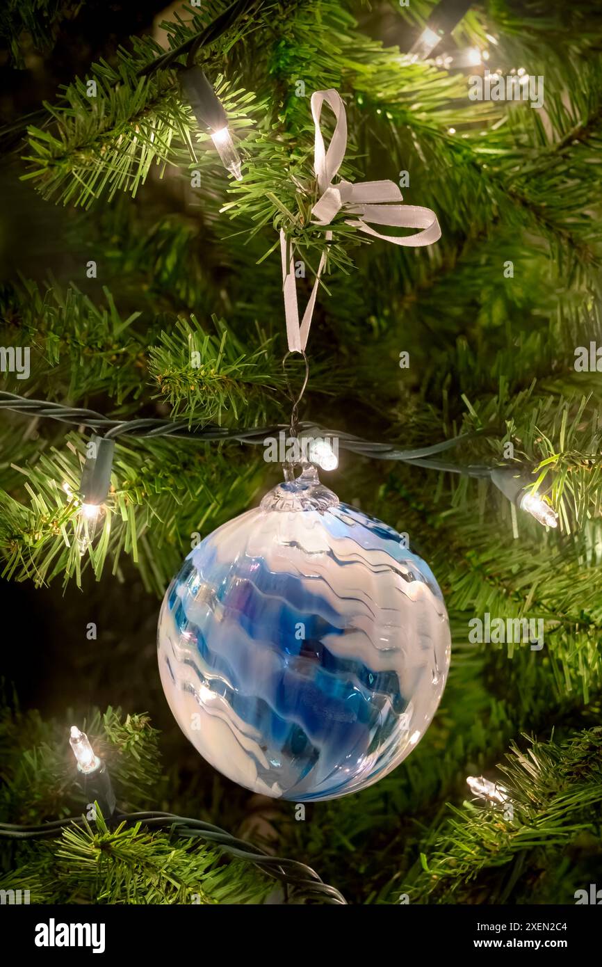 Ornement de Noël et lumières sur un arbre artificiel Banque D'Images