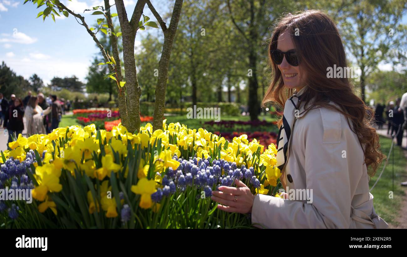 Fille dans le parc de fleurs de Keukenhof, pays-Bas avec des tulipes en arrière-plan Banque D'Images