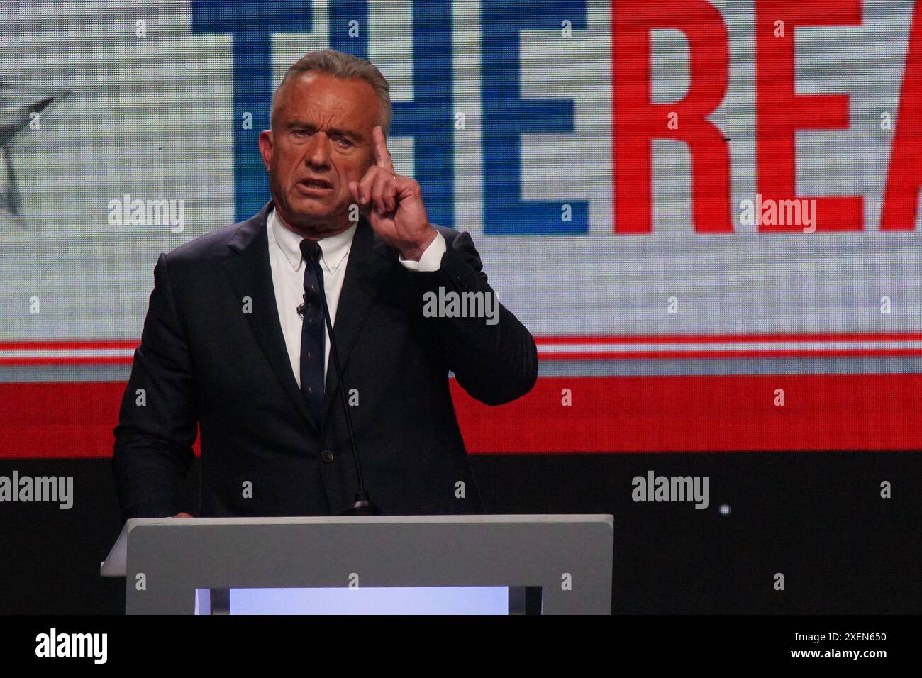 Le 27 juin 2024, à Los Angeles, en Californie, Robert F. Kennedy Jr., qui a été exclu du débat sur CNN, a organisé son propre événement appelé « le vrai débat ». Ces images photographiques capturent sa présence dynamique et les réponses émotionnelles qu’il a inspirées chez les gens. Banque D'Images