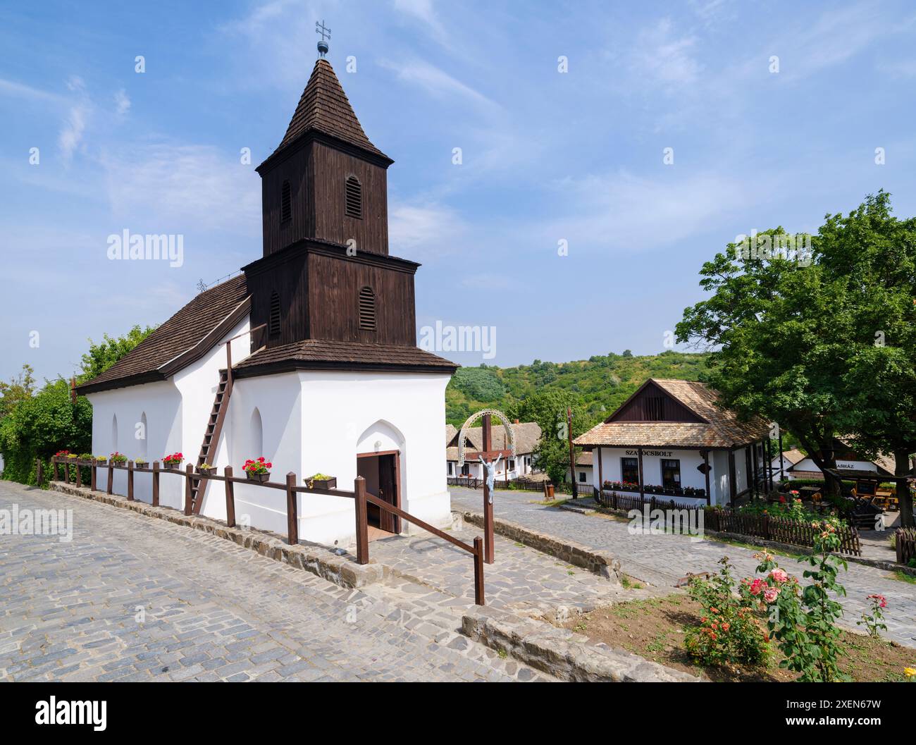 L'église. Le village de Paloc Holloko en Hongrie, classé au patrimoine mondial de l'UNESCO. Les maisons de ferme traditionnelles forment un village complet comme il semble Banque D'Images