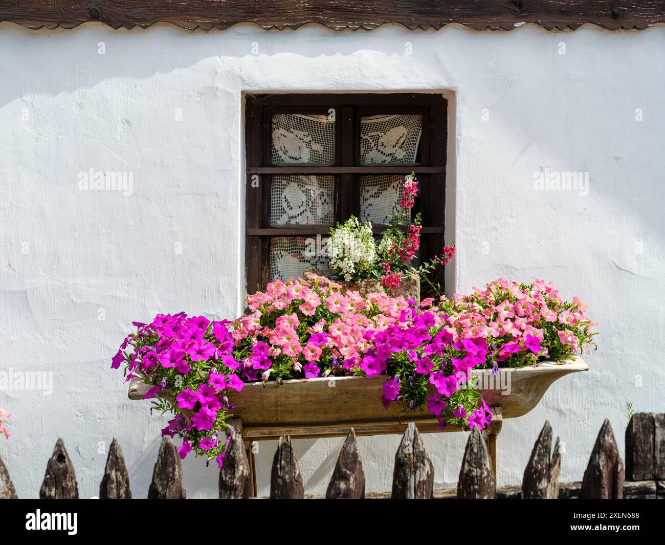 Arrangement floral. Le village de Paloc Holloko en Hongrie, classé au patrimoine mondial de l'UNESCO. Les maisons de ferme traditionnelles forment un village complet comme Banque D'Images