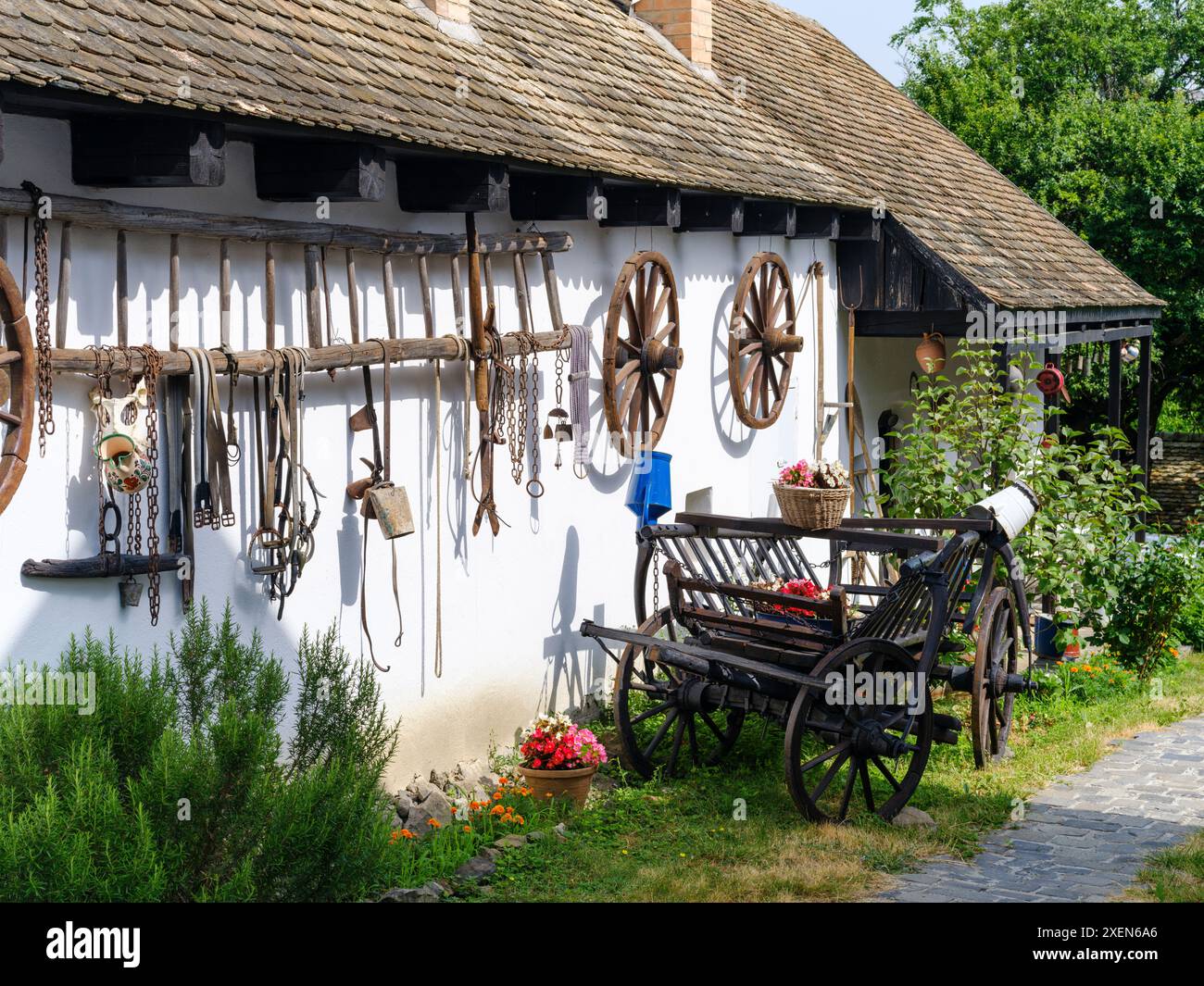 Le village de Paloc Holloko en Hongrie, classé au patrimoine mondial de l'UNESCO. Les maisons de ferme traditionnelles forment un village complet comme il a regardé pendant th Banque D'Images