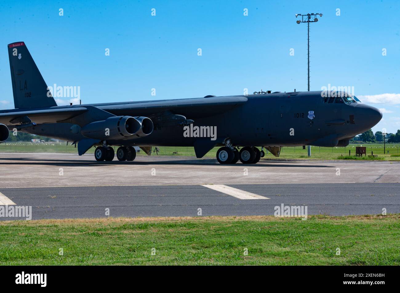 Un B-52H Stratofortress se rend en taxi jusqu'à la piste principale dans le cadre de l'exercice Red Devil Thunder à la base aérienne de Barksdale, La., le 27 juin 2024. L'un des principaux objectifs de RDT était de jauger les procédures de taxi rapide menées par les aviateurs sur la ligne de vol. (Photo de l'US Air Force par Airman 1re classe Aaron Hill) Banque D'Images