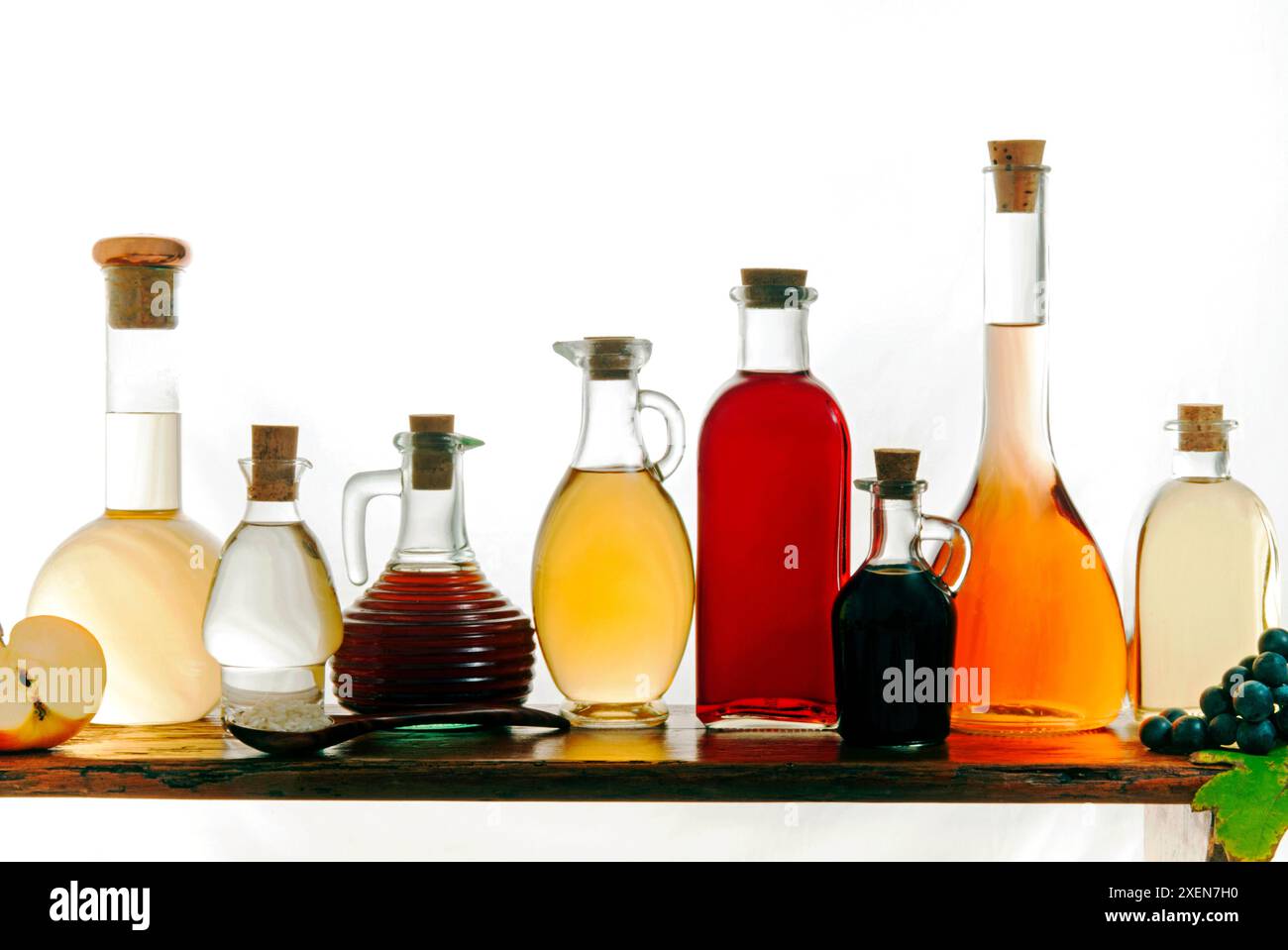 Différents types de vinaigre (de gauche, pomme, riz, vin Brunello, raisin blanc, raisin rouge, balsamique, bière, miel. Banque D'Images