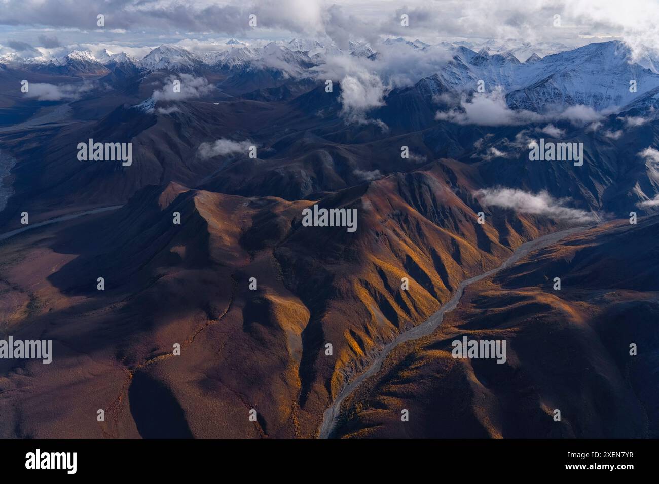 Vues aériennes sur les montagnes et les couleurs d'automne du parc national de Kluane, prises pendant la transition entre l'automne et l'hiver Banque D'Images