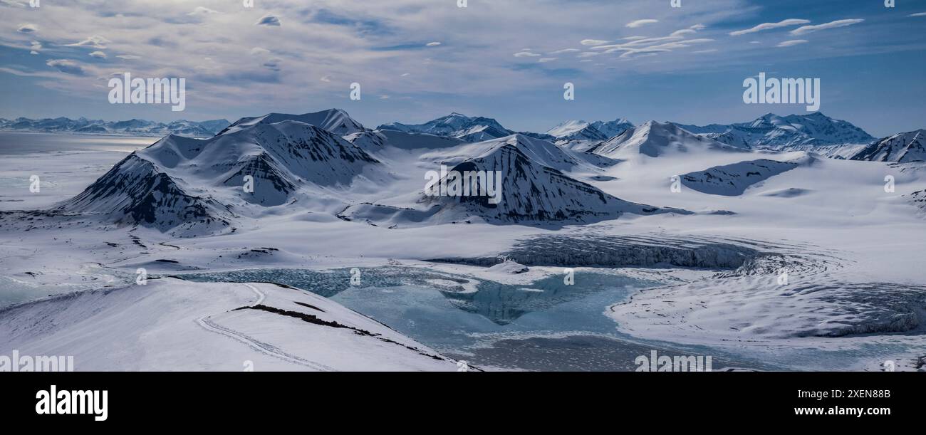 Svalbard, Norvège. Piste de ski dans un paysage panoramique de montagnes, glacier et eau. Banque D'Images