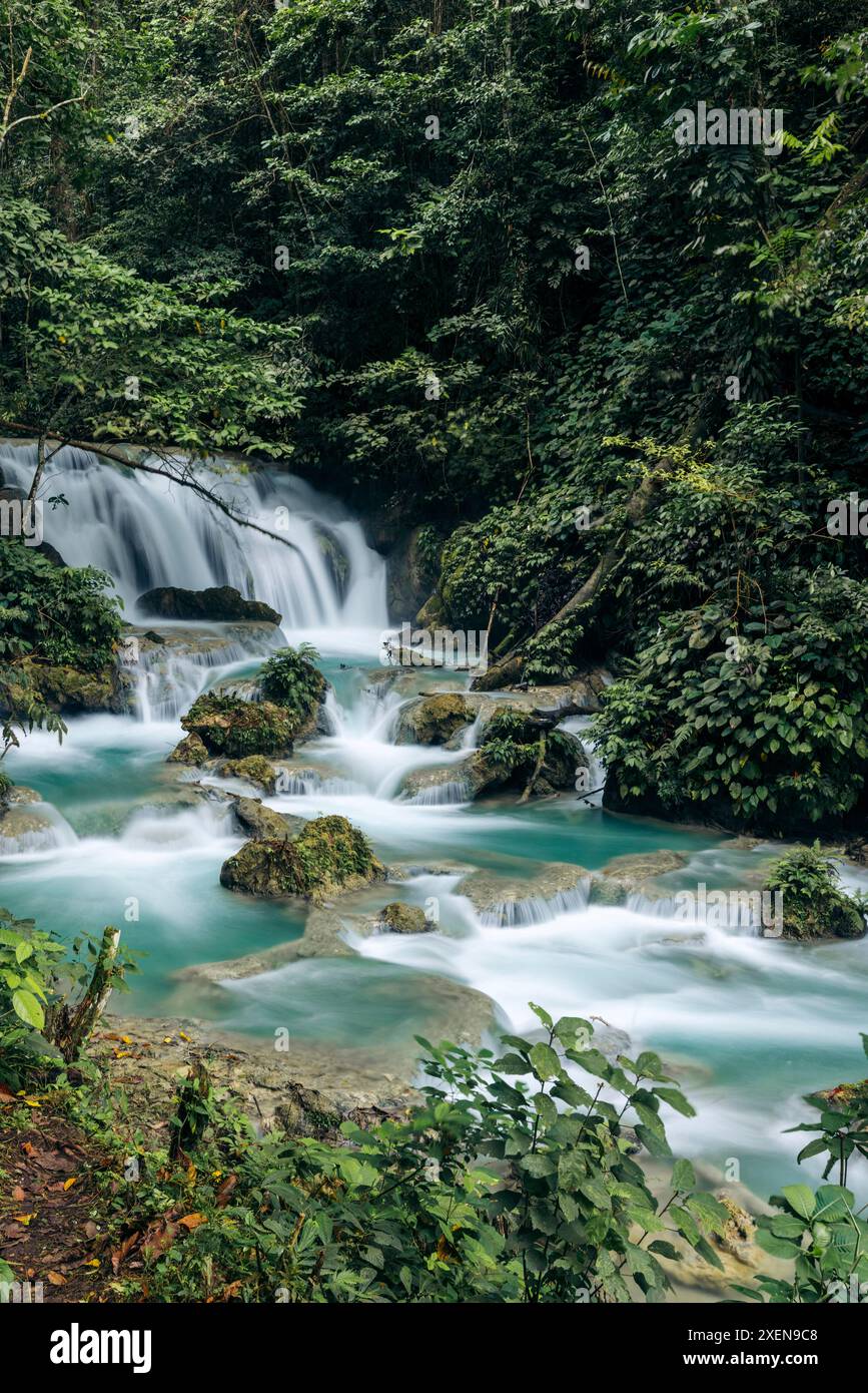 Beautiful Air Terjun Laumarang dans le Sulawesi central, Indonésie ; Bukit Mambual, Luwuk, Banggai Regency, Sulawesi central, Indonésie Banque D'Images