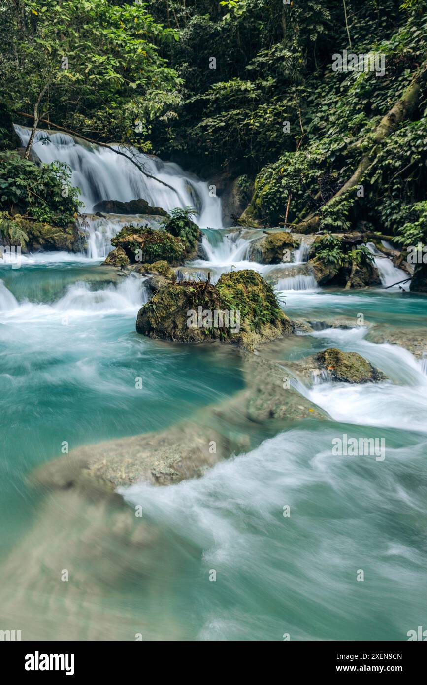 Beautiful Air Terjun Laumarang dans le Sulawesi central, Indonésie ; Bukit Mambual, Luwuk, Banggai Regency, Sulawesi central, Indonésie Banque D'Images