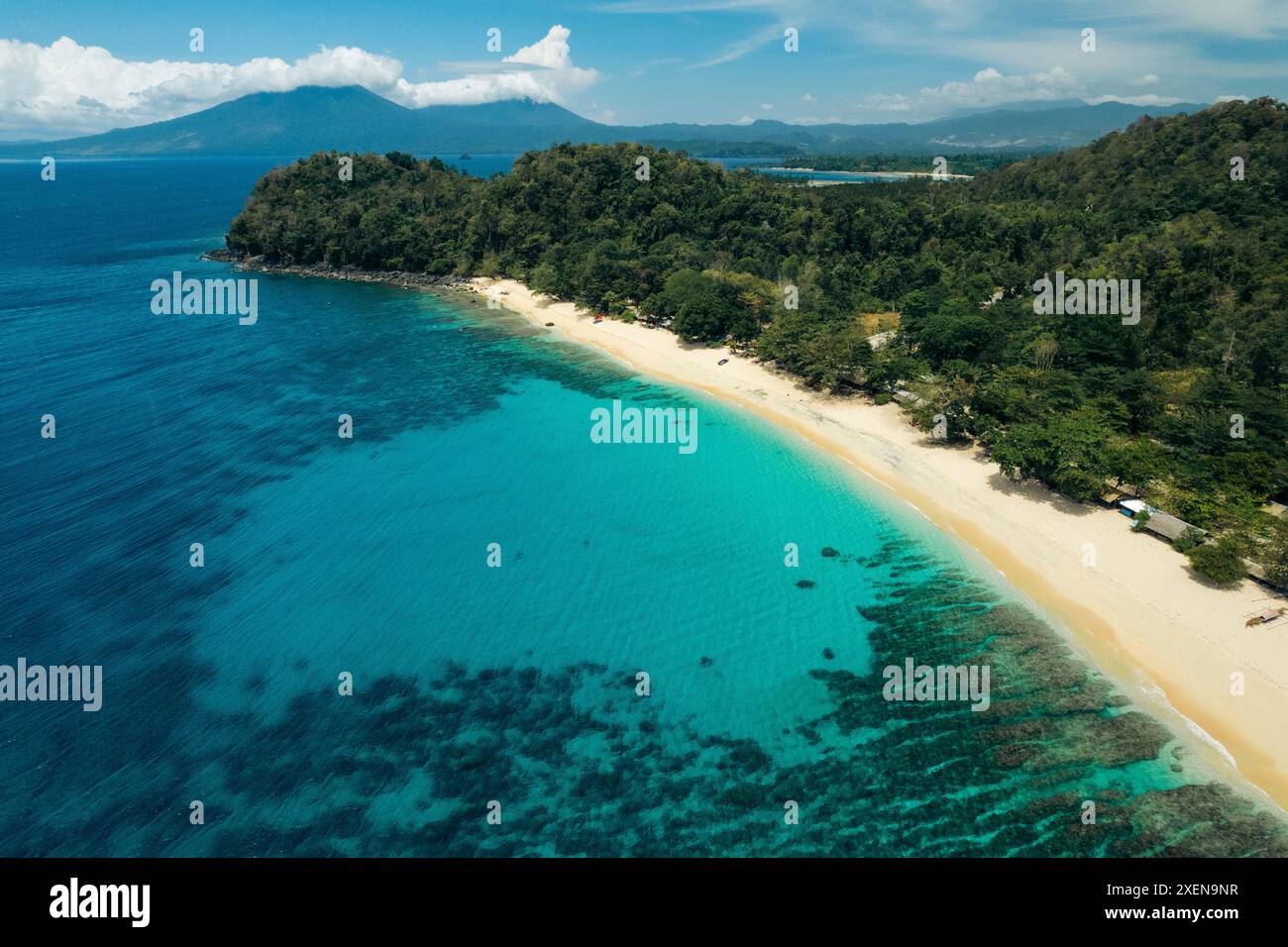 Paradis tropical à Pantai Paal avec plage de sable blanc et eau turquoise claire dans le nord de Sulawesi, Indonésie Banque D'Images