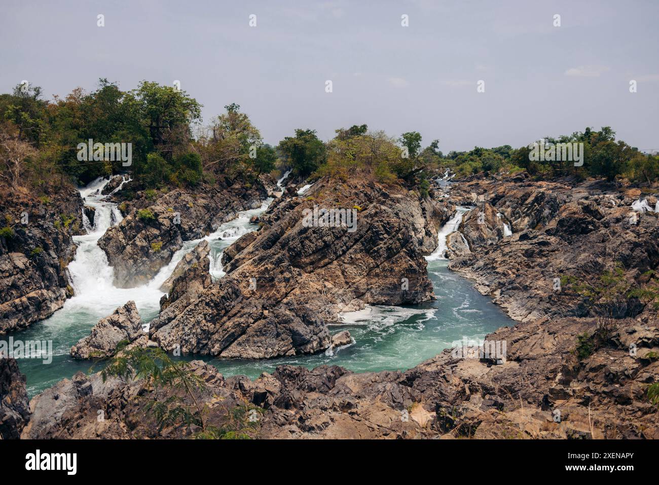 Chutes d'eau Li Phi Somphamit lors d'une journée ensoleillée au Laos ; Khon Tai, Laos Banque D'Images