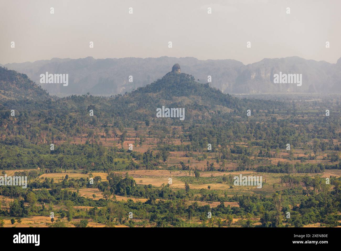 Vue panoramique le long de la route 8 au village de Na Hin dans le centre du Laos ; Na Hin, province de Khammouane, Laos Banque D'Images